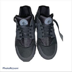 Nike huaraches dark grey size 7 women’s